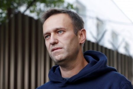Opozantul politic rus incarcerat Aleksei Navalnii a anuntat vineri ca iese din greva foamei, in care a intrat in urma cu 24 de zile, pentru a denunta conditiile de detentie, in urma unor ingrijorari cu privire la degradarea starii sanatatii sale, relateaza AFP.