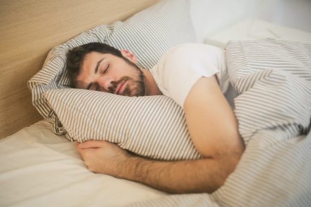 3 lucruri pe care probabil că le faci în somn fără să știi