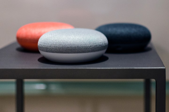 Google Home Mini pe masa.