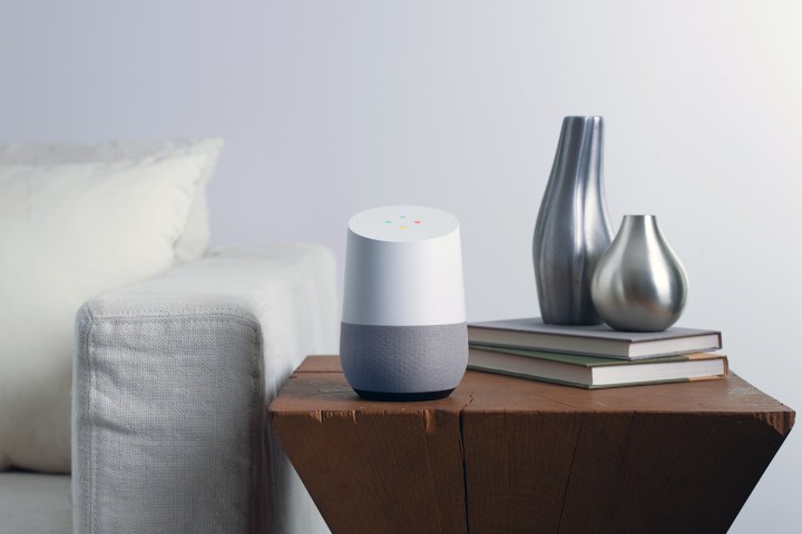 Google Home pe masa laterala.