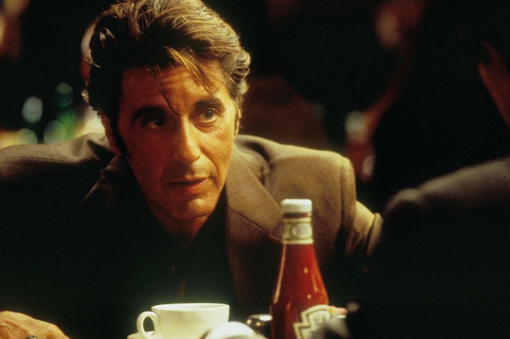 Al Pacino sta la o masa din Michael Mann's Heat.