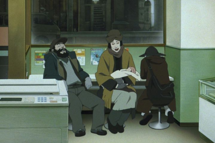 Trei personaje asezate, unul dintre ei tinand un copil in Tokyo Godfathers.