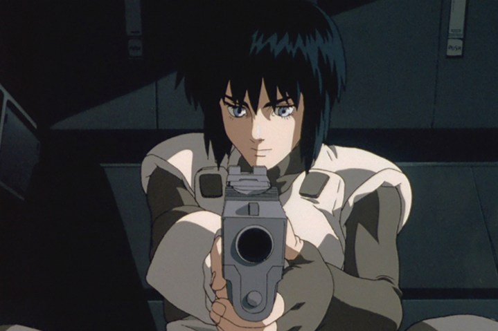 Un personaj indreapta cu pistolul spre camera in Ghost in the Shell.