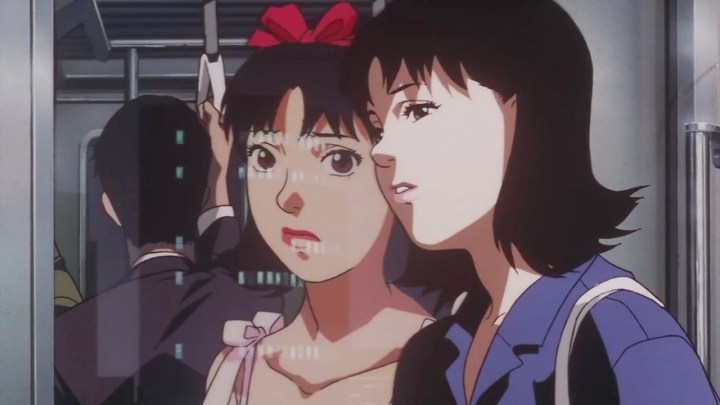 O femeie se sprijina de propria ei reflexie in Perfect Blue.