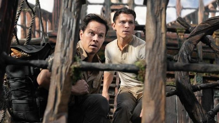 Mark Wahlberg si Tom Holland in Uncharted.