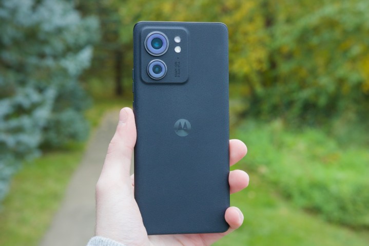 Cineva tine Motorola Edge (2023), aratandu-si spatele.