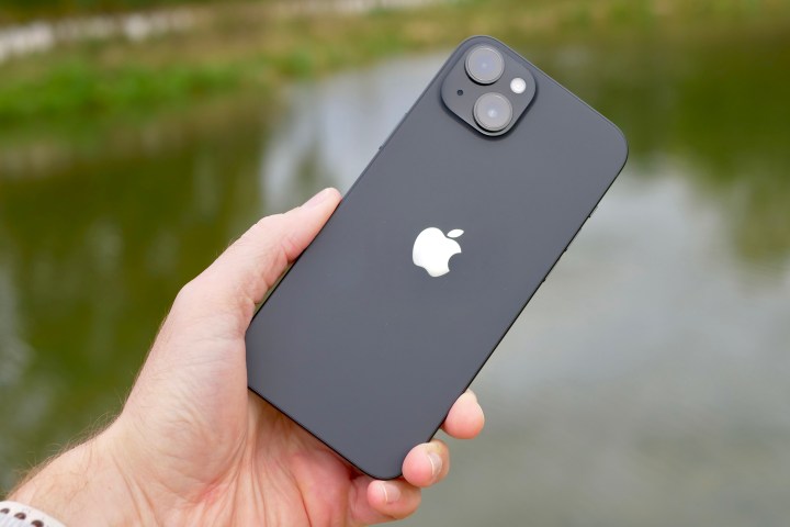 O persoana care detine Apple iPhone 15 Plus.