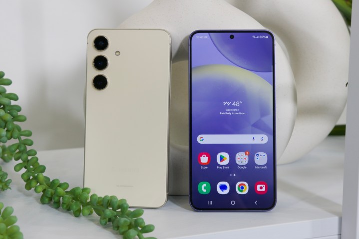 Doua unitati Samsung Galaxy S24 stand drept una langa alta.