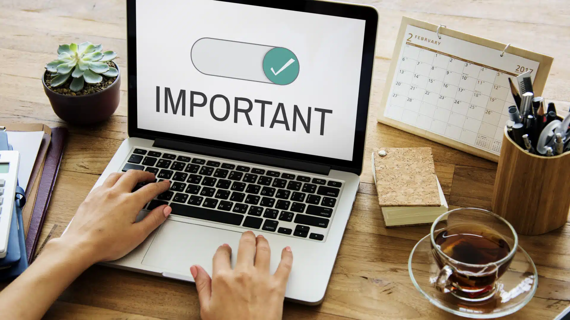 mainile tastand pe un laptop cu cuvantul important scris pe ecran