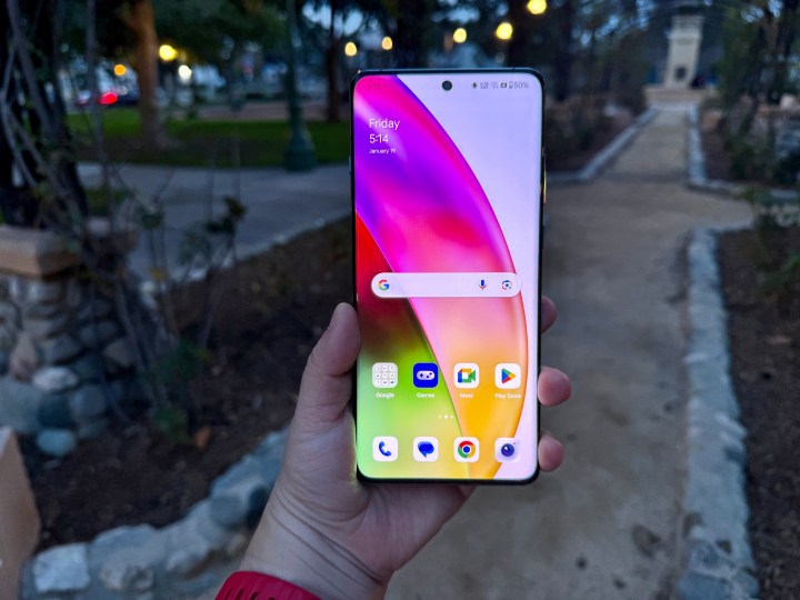 OnePlus 12 Flowy Emerald afiseaza ecranul de pornire.