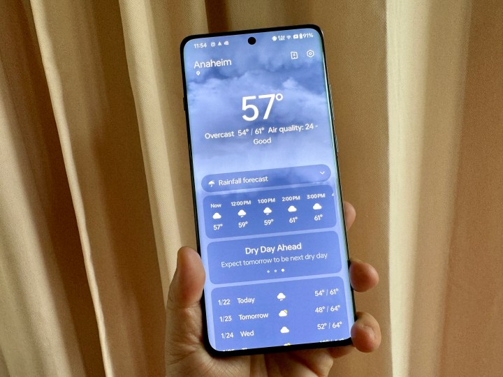 OnePlus 12 Flowy Emerald arata aplicatia meteo.