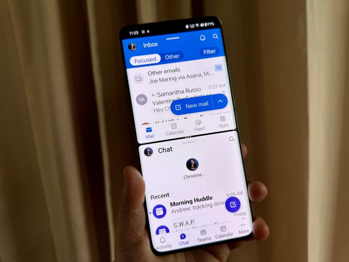 OnePlus 12 Flowy Emerald afiseaza vizualizarea ecranului impartit multitasking cu Outlook si Teams.