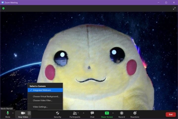 Interfata de intalnire Zoom care arata un Pikachu mare.