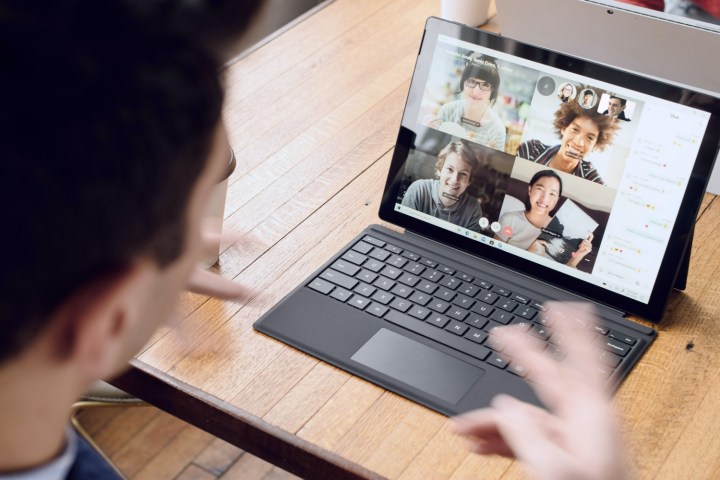 O persoana care efectueaza un apel video pe un dispozitiv Microsoft Surface care ruleaza Windows 11.