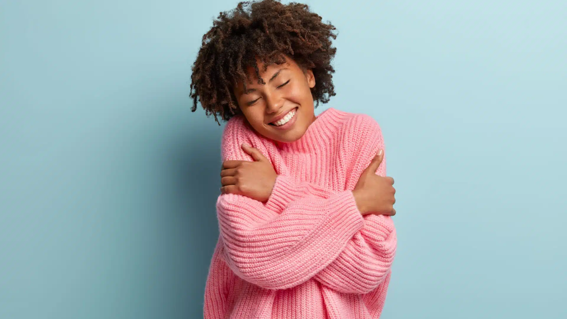 femeie care se imbratiseaza pentru a reprezenta ideile de duminica de ingrijire de sine