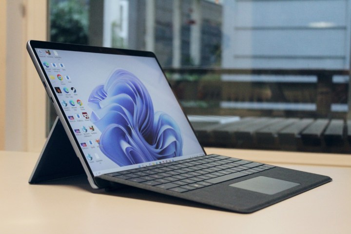 Surface Pro 9 cu tastatura Type Cover ridicata.