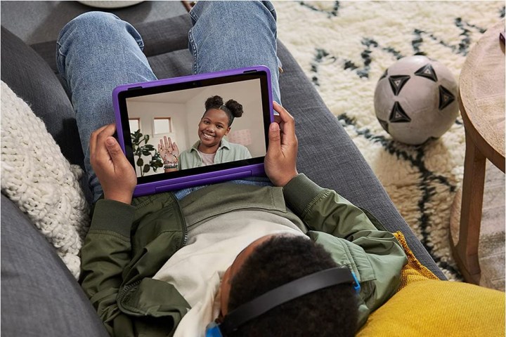 Un baiat foloseste Fire HD 10 Kids Pro pentru a conversa prin video,