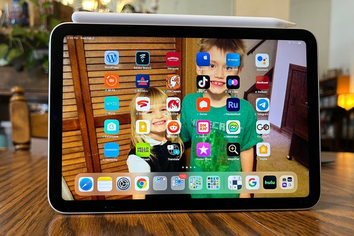 Un iPad Mini in modul peisaj care isi afiseaza ecranul de pornire.