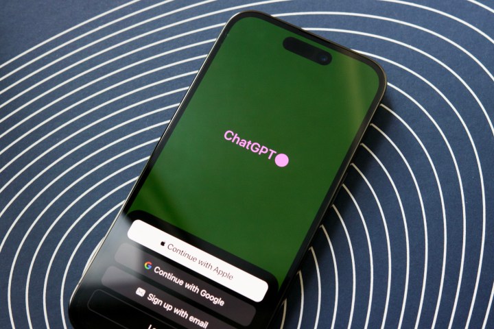 Aplicatia ChatGPT ruleaza pe un iPhone.