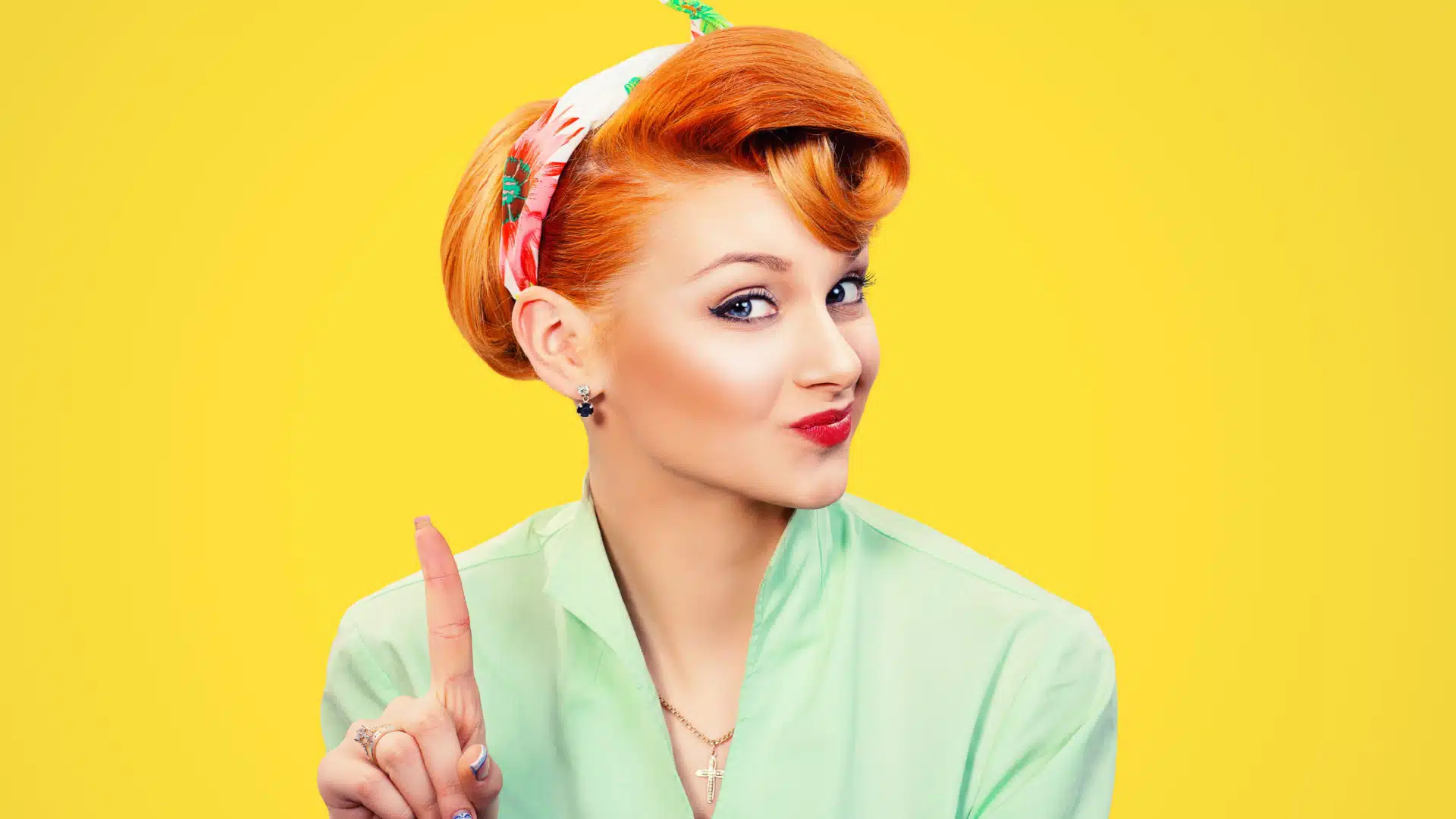 femeie draguta gesticuland