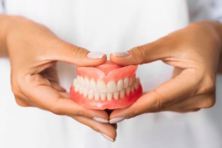 Cum te adaptezi mai ușor la o proteză dentară mobilă?