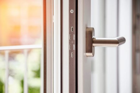 Uși de termopan cu geam: avantajele acestora pentru izolație termică și fonică